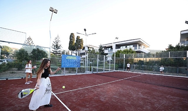 cesmede spora yeni yatirim 16 eylul kurtulus parkina padel kortu kazandirildi