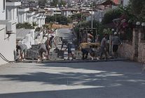didim belediyesi akbukte parka tasi doseme calismalarini surduruyor