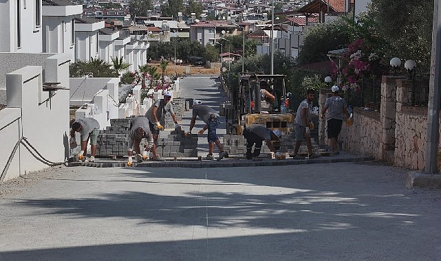 Didim Belediyesi Akbük'te parka taşı döşeme çalışmalarını sürdürüyor 1 didim belediyesi akbukte parka tasi doseme calismalarini surduruyor