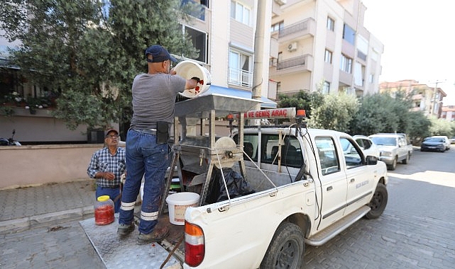 Efes Selçuk’ta Salçalar Ailece Hazırlanıyor, Belediye Makine ile Destek Oluyor 1 efes selcukta salcalar ailece hazirlaniyor belediye makine ile destek oluyor