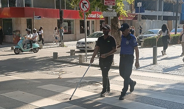 Görme engelli vatandaşa zabıtadan destek eli 1 gorme engelli vatandasa zabitadan destek eli