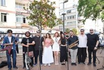 kadikoyun sokaklari genclerin muzigiyle senleniyor