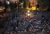 karagozun salincagi ilk gosteriminde cocuklar ve aileler bulustu