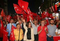 karsiyaka carsisi 30 agustosta gelincik tarlasina donustu