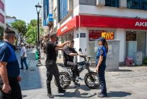 karsiyaka carsisinda arac denetimleri suruyor