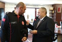 kec tim arama ve kurtarma ekibine akreditasyon peclerini baskan ozarslan takdim etti