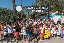 konakli cocuklar ve kadinlar denizle bulusmaya devam ediyor