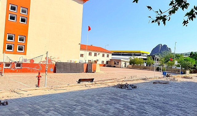 kuzdere haci mehmet saygin ortaokulu bahcesinde duzenleme calismalari