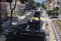 manisa buyuksehir belediyesi salihlide 4 caddeyi sicak asfaltla yeniliyor