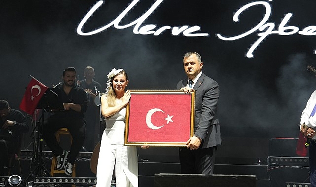 Merve Özbey Saray’ı salladı 1 merve ozbey sarayi salladi