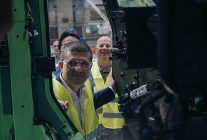 romanya savunma bakani miruta otokarin medias fabrikasini ziyaret etti