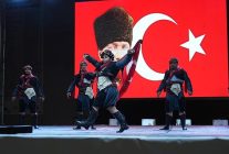 sarayda halk danslari gecesine buyuk ilgi