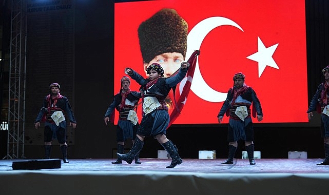 sarayda halk danslari gecesine buyuk ilgi