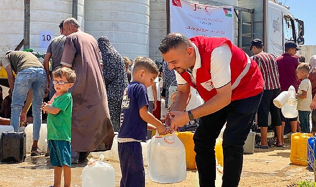 Türk Kızılay Gazze'de artan salgın hastalıklara karşı hijyen kiti ve temiz içme suyu dağıtıyor 1 turk kizilay gazzede artan salgin hastaliklara karsi hijyen kiti ve temiz icme suyu dagitiyor