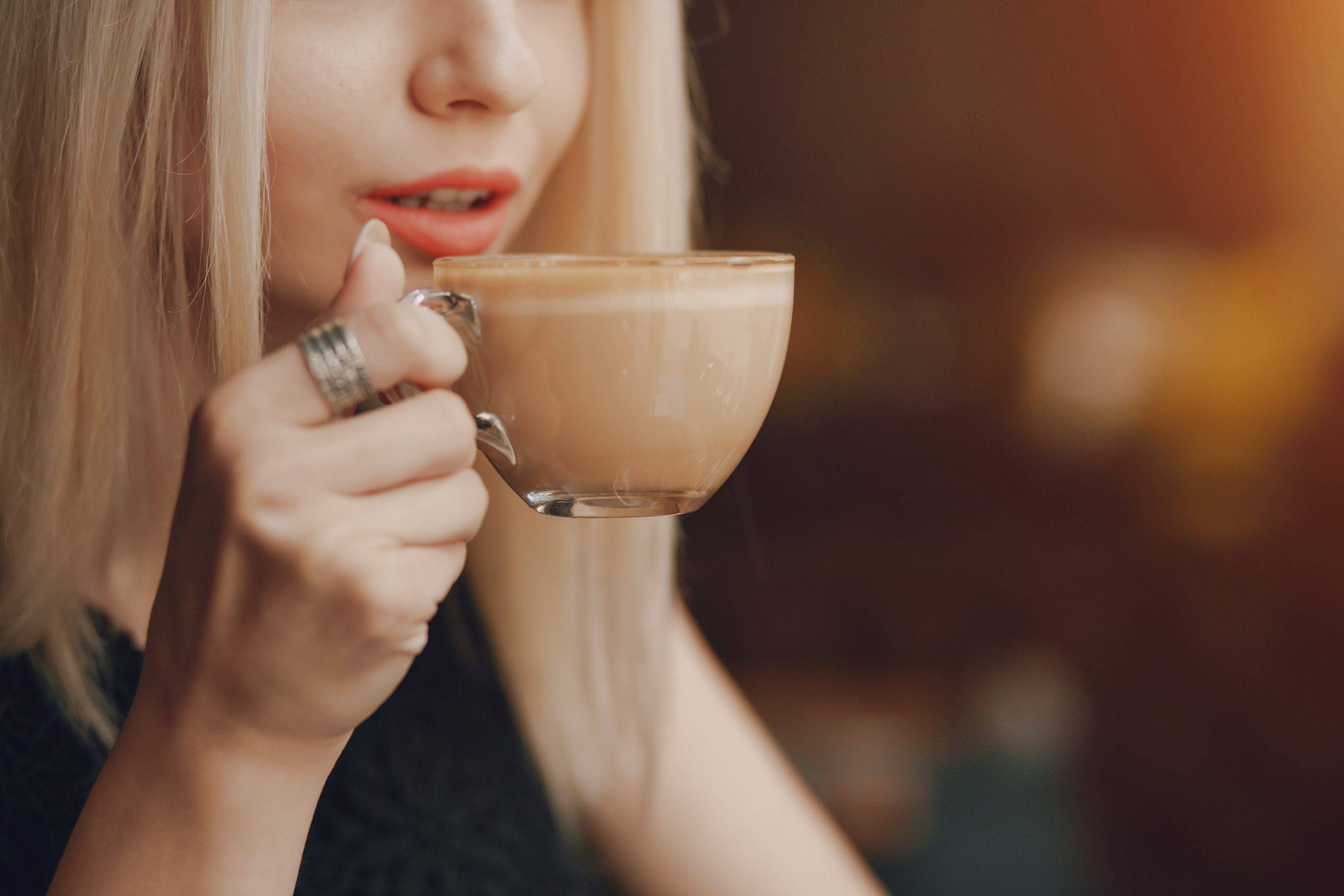 Sıcak yiyecek ve içeceklere dikkat: Her yudum yemek borusuyla temas ediyor 1 1789379842 girl with coffee scaled