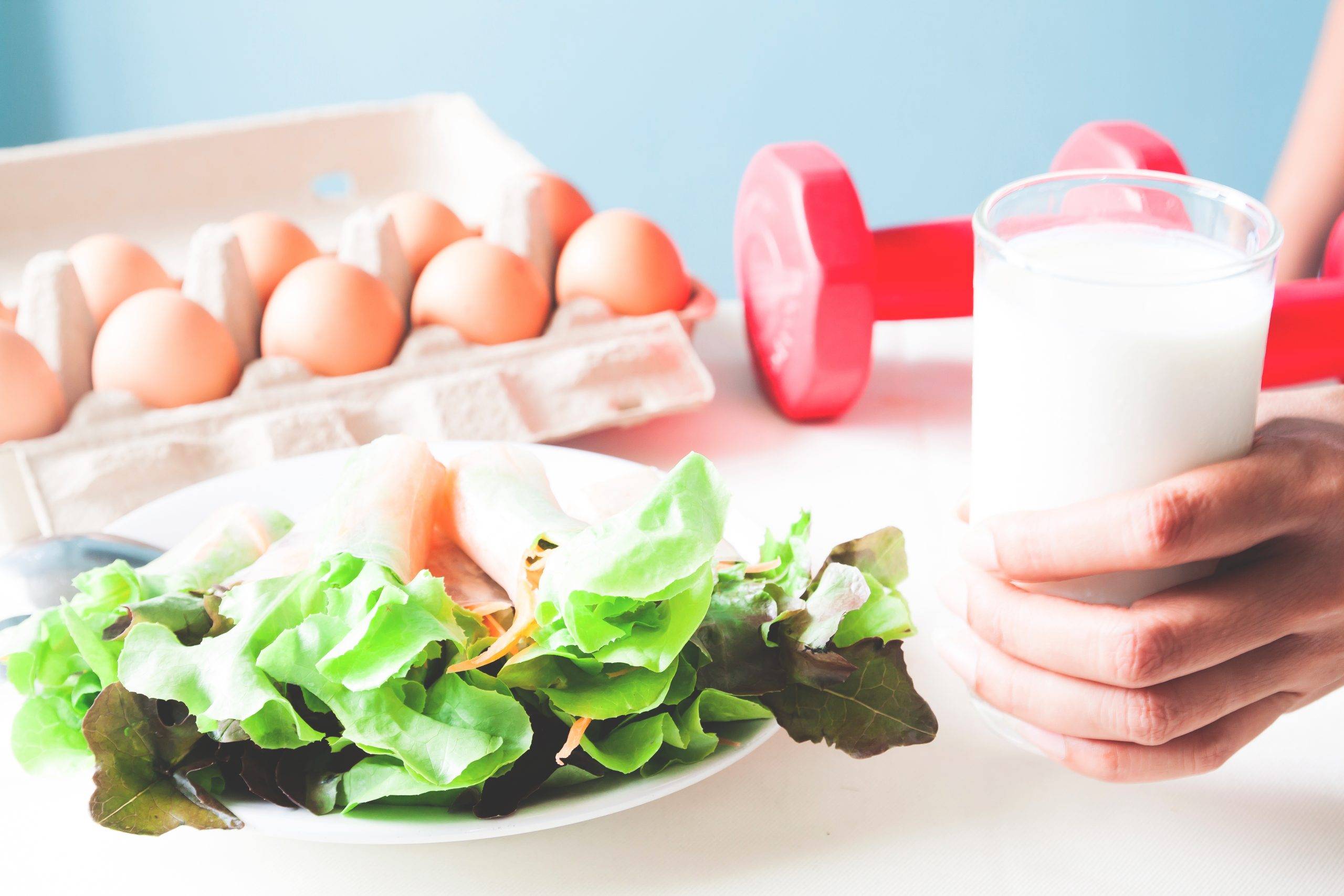 Protein tüketmek tek başına yeterli değil: Vücutta nasıl kullanılıyor? 1 1790584055 fresh salad with egg hand holding glass milk healthy menu with red dumbbells healthy life