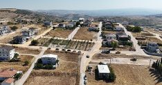 akhisar mahallesinde 14 sokakta sathi kaplama uygulaniyor