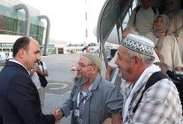 baskan altay kutsal topraklardan donen vefa umresi ilk kafilesinin donus heyecanina ortak oldu