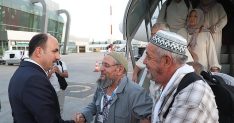 baskan altay kutsal topraklardan donen vefa umresi ilk kafilesinin donus heyecanina ortak oldu