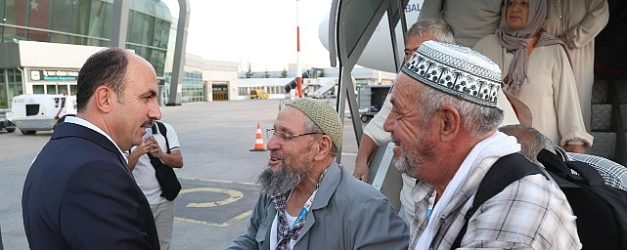 baskan altay kutsal topraklardan donen vefa umresi ilk kafilesinin donus heyecanina ortak oldu