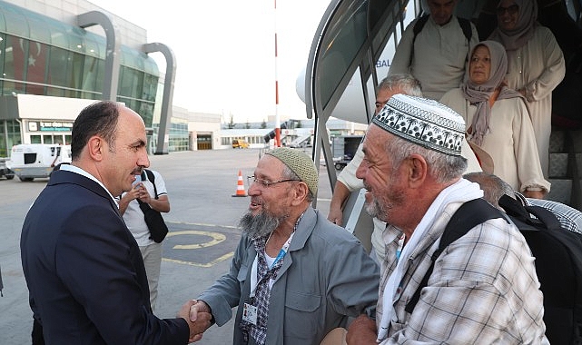 baskan altay kutsal topraklardan donen vefa umresi ilk kafilesinin donus heyecanina ortak oldu