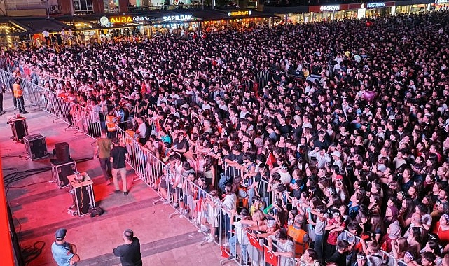 baskan cercioglu on binlerce aydinliyi ataturk kent meydaninda kurtulus coskusunda bulusturdu
