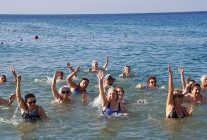 dunya baris gunune denizde pilates ile basladilar