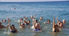 dunya baris gunune denizde pilates ile basladilar