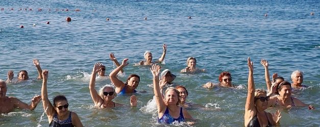dunya baris gunune denizde pilates ile basladilar
