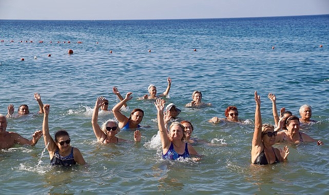 dunya baris gunune denizde pilates ile basladilar
