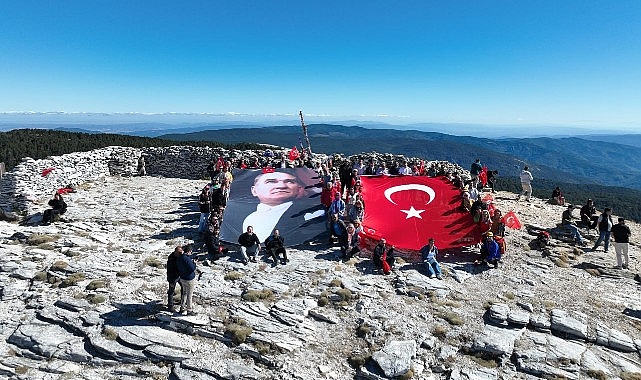 edremitin kurtulusunun 104 yilinda sarikiz zirvesinde bayrak yuruyusu