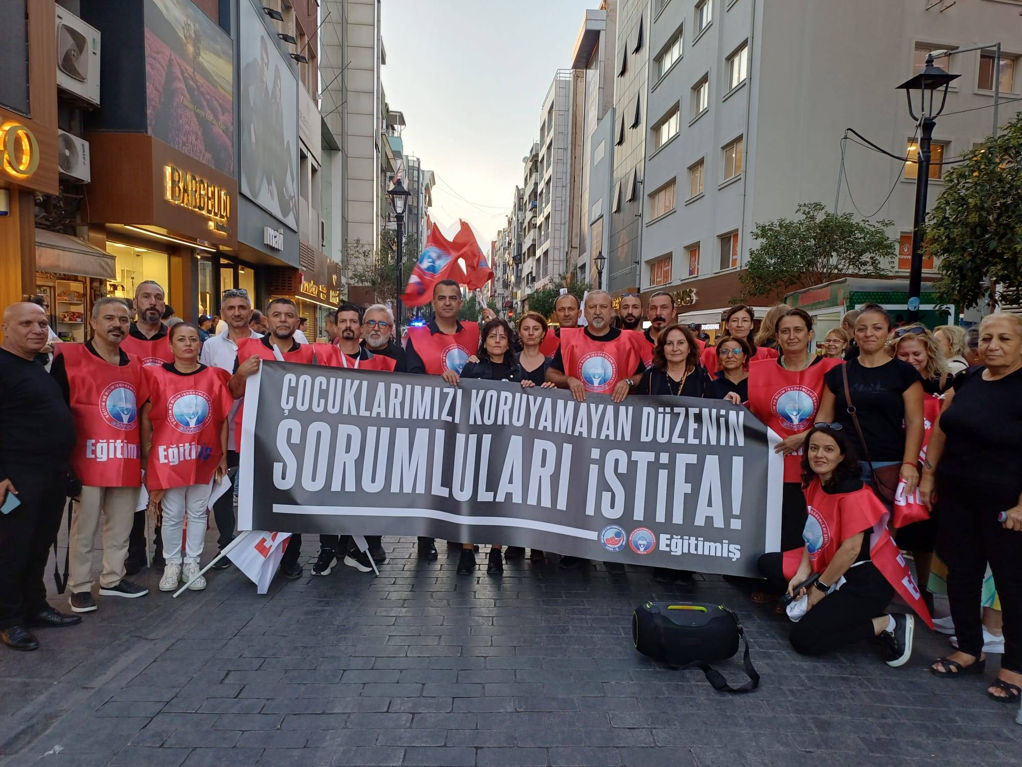 Eğitim-İş 7 Bakanlığa Seslendi: "Çocuklar Okuldan Koparken Neredeydiniz?" 1 egitim is manisa