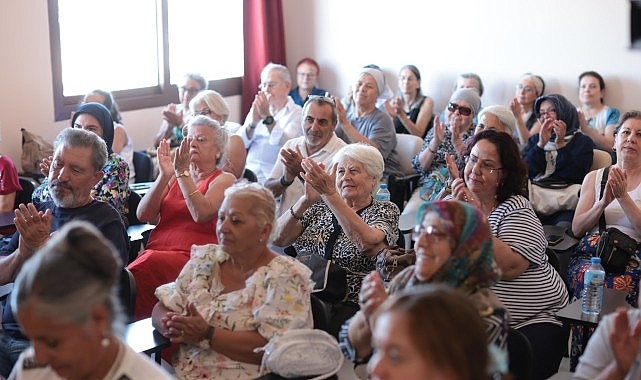 Konak’ta Dünya Barış Günü’nde gökyüzüne rengarenk balonlar salındı 1 konakta dunya baris gununde gokyuzune rengarenk balonlar salindi