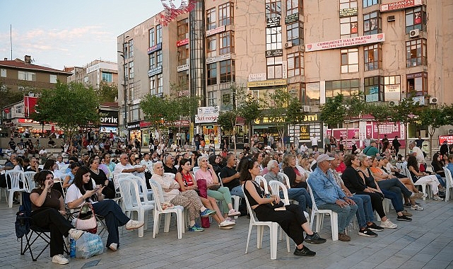 Maltepe’de yarı final coşkusu dev ekranda izlendi 1 maltepede yari final coskusu dev ekranda izlendi