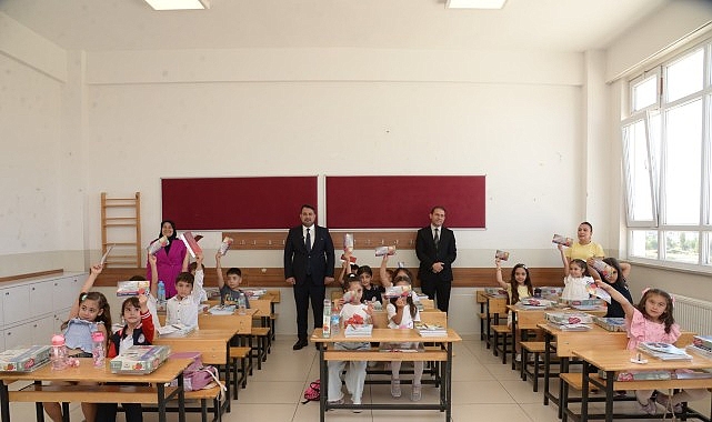 miniklere baskan cirpanoglundan egitim destegi ve hediye surprizi