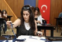 moda akademisinde hayal gucu kumasla bulusuyor