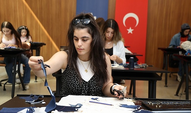 moda akademisinde hayal gucu kumasla bulusuyor