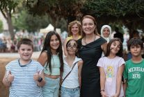 mutlu cocuklar sokaginda eglence devam ediyor