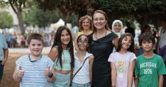 mutlu cocuklar sokaginda eglence devam ediyor
