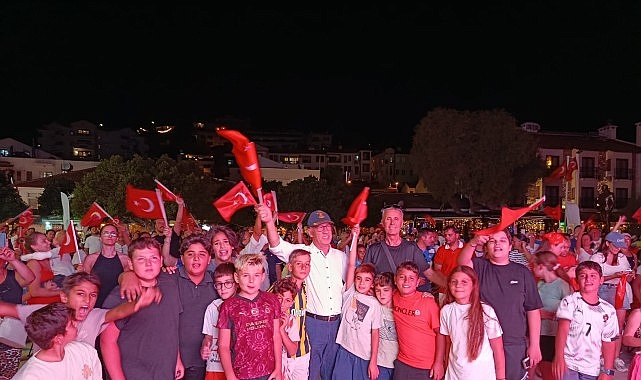 yuzlerce datcali sampiyonlugu beraber izledi