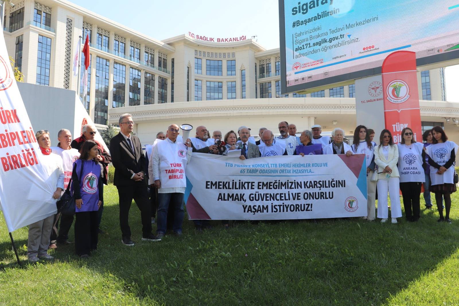 Emekli Hekimlerden Sağlık Bakanlığı Önünde Çağrı: Emeğimizin Karşılığını ve Onurlu Bir Yaşam İstiyoruz 1 ttb emeklihekimlerkolu 6aralik2026 2